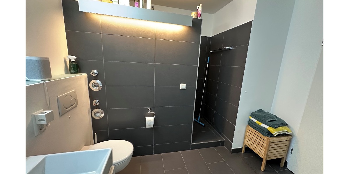 Bad mit begehbarer Dusche