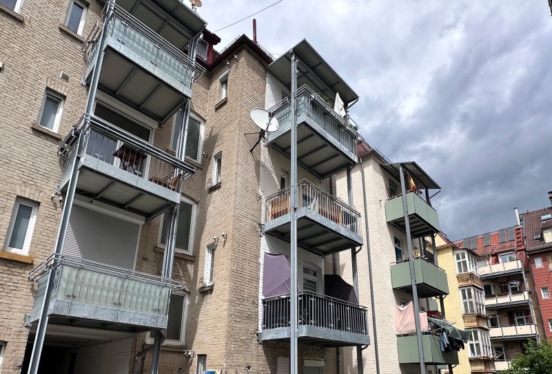 Innenhofansicht mit Balkon
